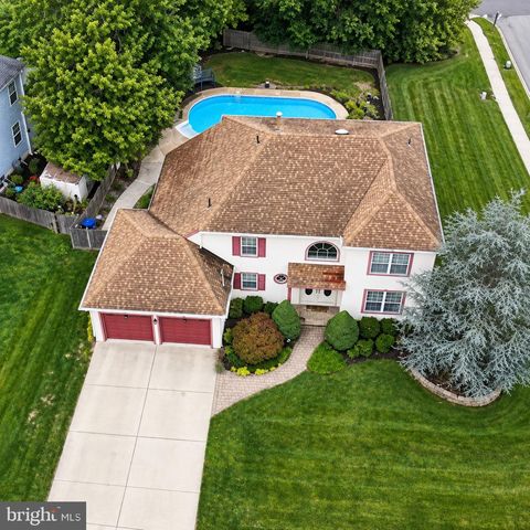 2 DOMINION DR, Marlton, NJ 08053