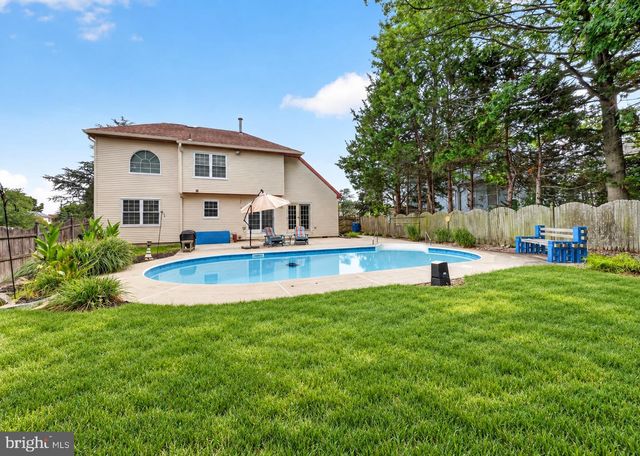 2 DOMINION DR, Marlton, NJ 08053