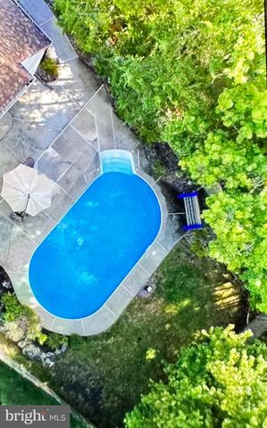 2 DOMINION DR, Marlton, NJ 08053