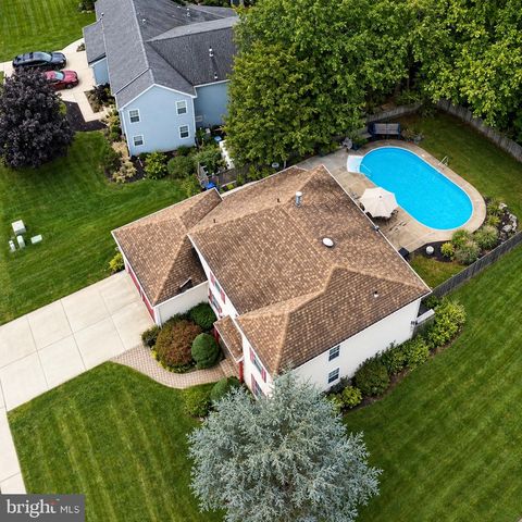 2 DOMINION DR, Marlton, NJ 08053