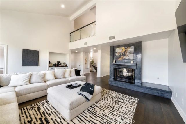 24408 Voltara Court, Calabasas, CA 91302