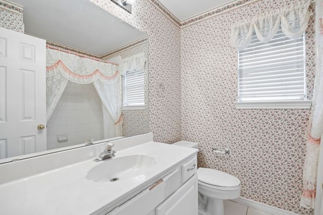 2232 Wembley Wood Lane, Bedford, TX 76022
