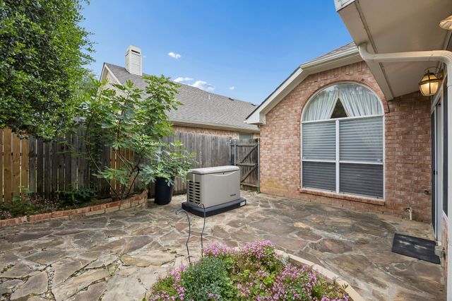 2232 Wembley Wood Lane, Bedford, TX 76022