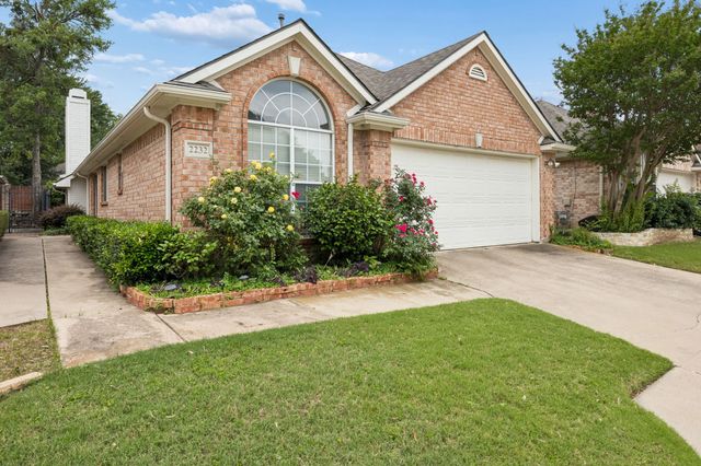 2232 Wembley Wood Lane, Bedford, TX 76022