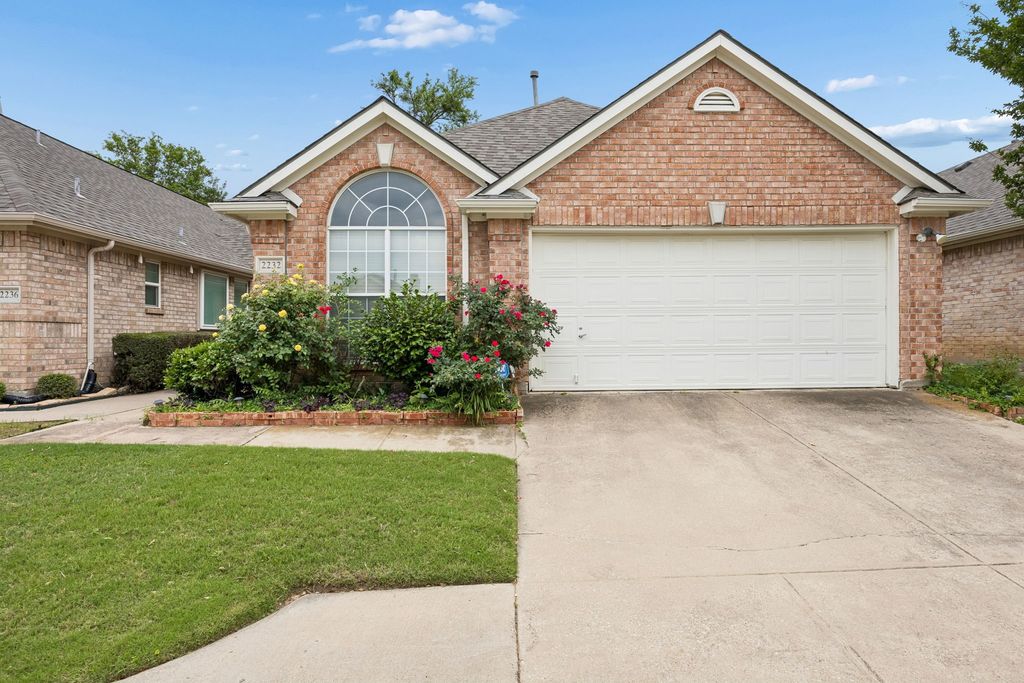 2232 Wembley Wood Lane, Bedford, TX 76022