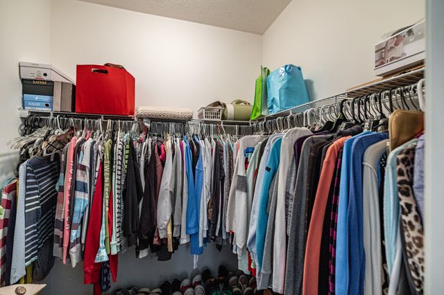 1098 Paddock Park Cir, Gallatin, TN 37066