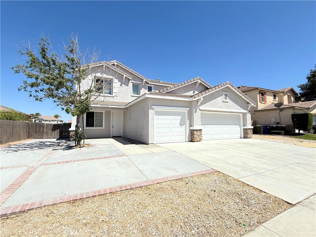Image 2 of property listing at 14541 Swallow Court, Victorville, CA 92394