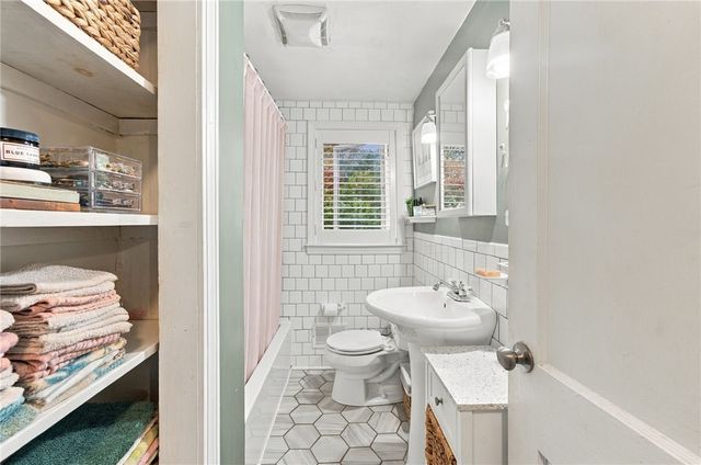 87 Potowomut Road, Warwick, RI 02818
