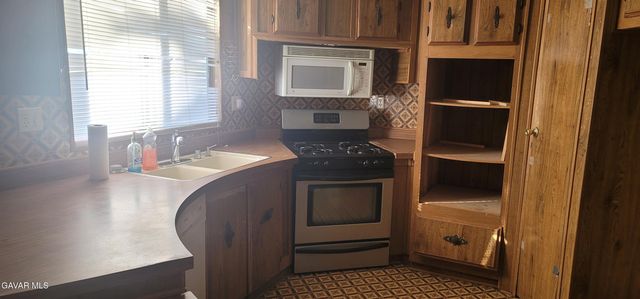 1992 Hillcrest Street, Rosamond, CA 93560