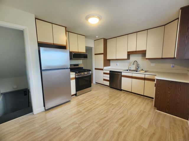 27055 Merideth Drive, Warren, MI 48092