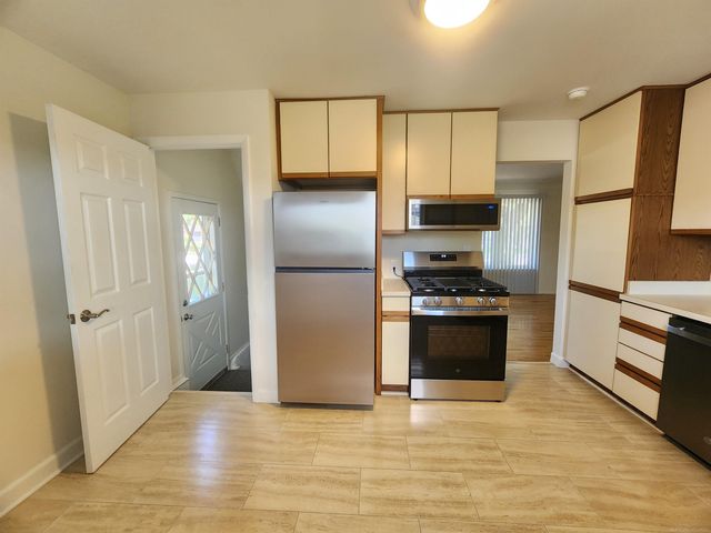 27055 Merideth Drive, Warren, MI 48092
