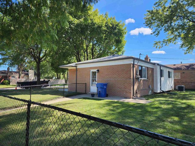 27055 Merideth Drive, Warren, MI 48092