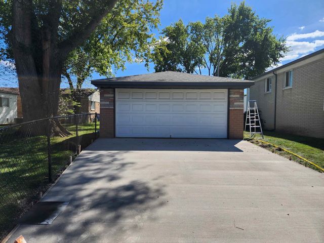 27055 Merideth Drive, Warren, MI 48092