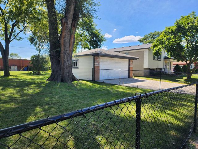 27055 Merideth Drive, Warren, MI 48092