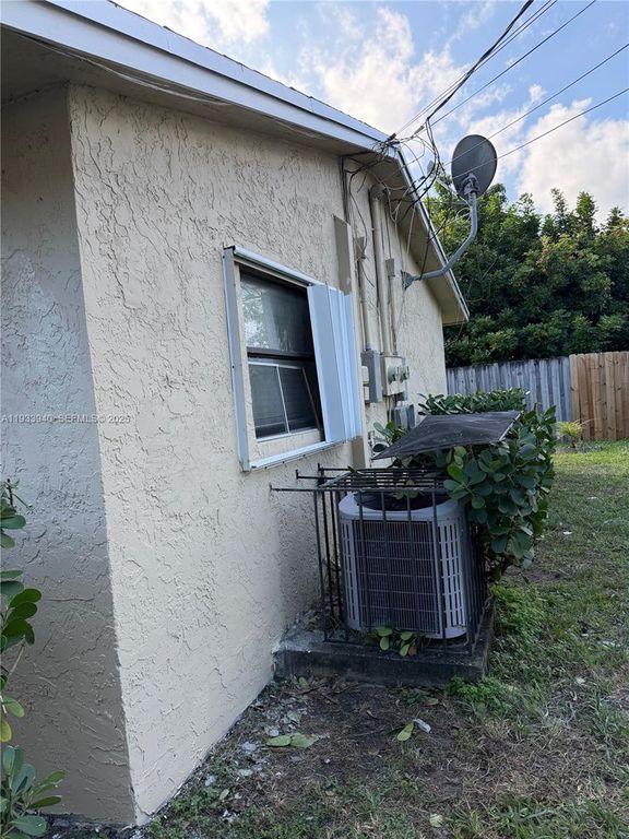 Image 10 of property listing at 2845 NW 13th Ct, Fort Lauderdale, FL 33311