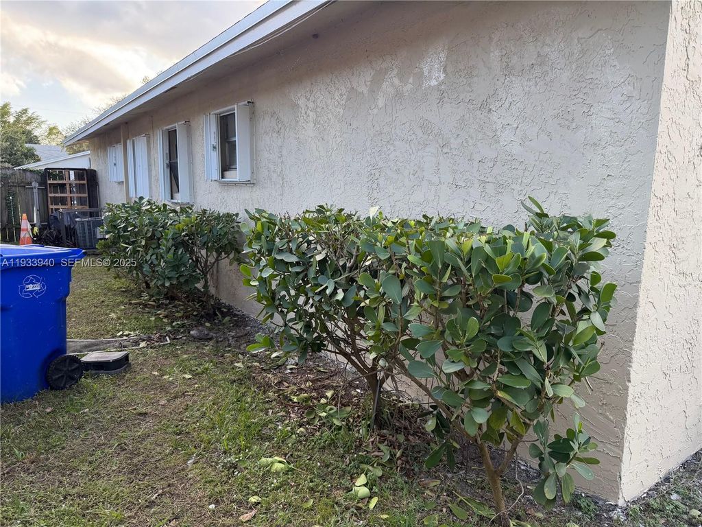 Image 11 of property listing at 2845 NW 13th Ct, Fort Lauderdale, FL 33311