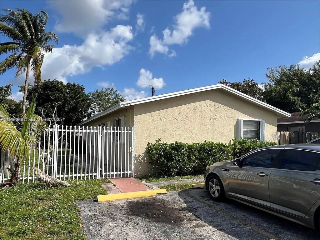 Image 2 of property listing at 2845 NW 13th Ct, Fort Lauderdale, FL 33311