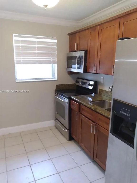 Image 3 of property listing at 2845 NW 13th Ct, Fort Lauderdale, FL 33311
