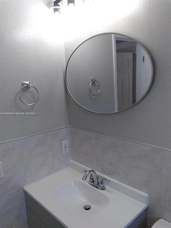 Image 5 of property listing at 2845 NW 13th Ct, Fort Lauderdale, FL 33311