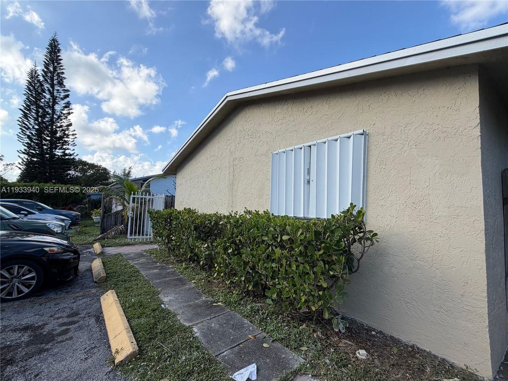 Image 7 of property listing at 2845 NW 13th Ct, Fort Lauderdale, FL 33311
