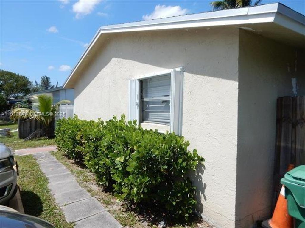 Image 8 of property listing at 2845 NW 13th Ct, Fort Lauderdale, FL 33311