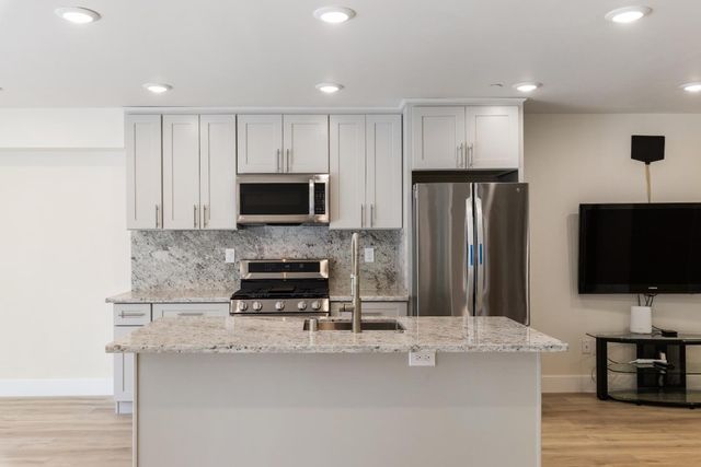 1530 Lakeview B, Hillsborough, CA 94010