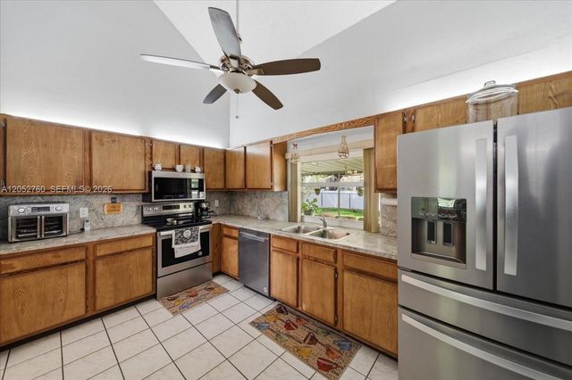 9050 Crescent Dr, Miramar, FL 33025