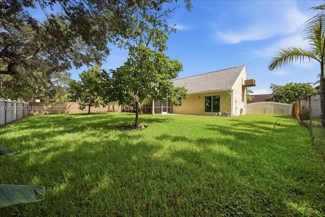 9050 Crescent Dr, Miramar, FL 33025