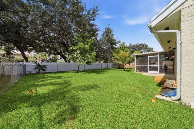 9050 Crescent Dr, Miramar, FL 33025