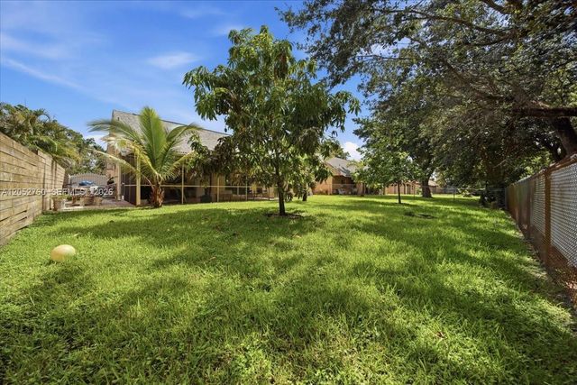 9050 Crescent Dr, Miramar, FL 33025