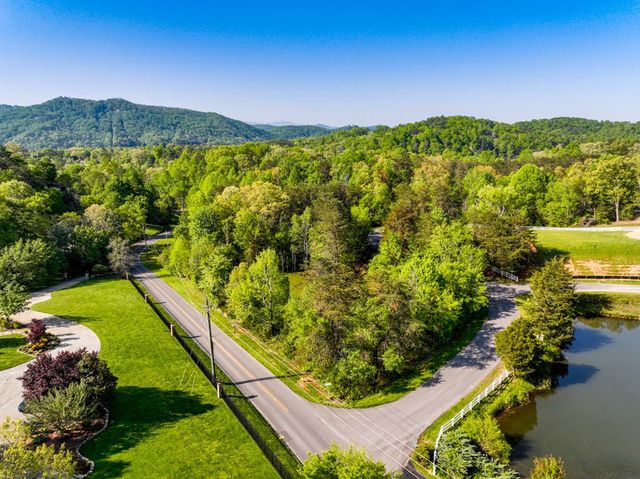 1140 Crestview Drive, Pigeon Forge, TN 37863