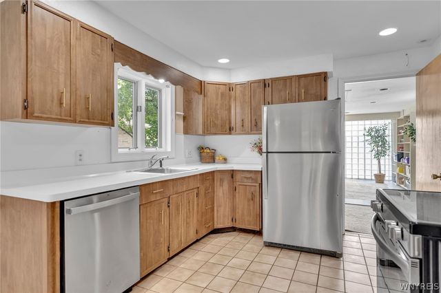 86 Farber Ln, Amherst, NY 14221