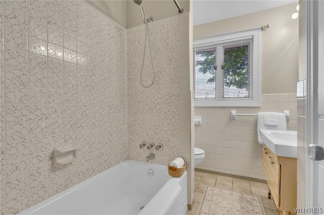 86 Farber Ln, Amherst, NY 14221