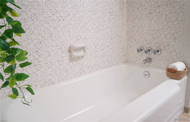 86 Farber Ln, Amherst, NY 14221