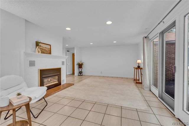 86 Farber Ln, Amherst, NY 14221