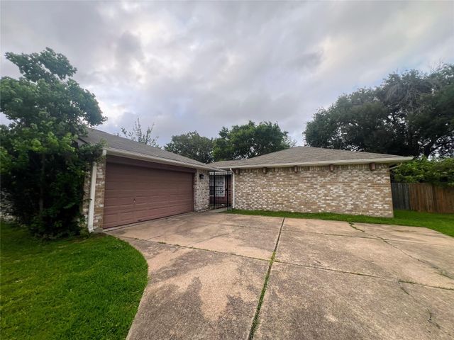 1202 Manorglen Drive, Missouri City, TX 77489