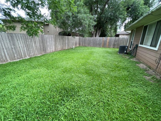 1202 Manorglen Drive, Missouri City, TX 77489