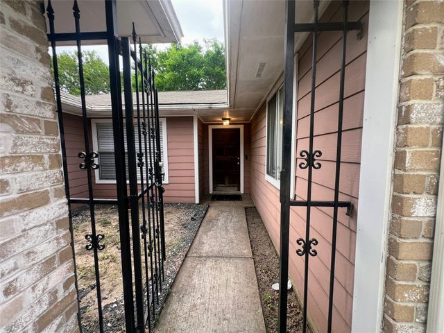 1202 Manorglen Drive, Missouri City, TX 77489