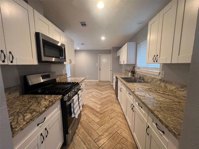 1202 Manorglen Drive, Missouri City, TX 77489