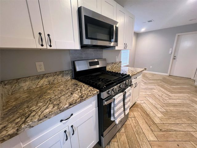 1202 Manorglen Drive, Missouri City, TX 77489