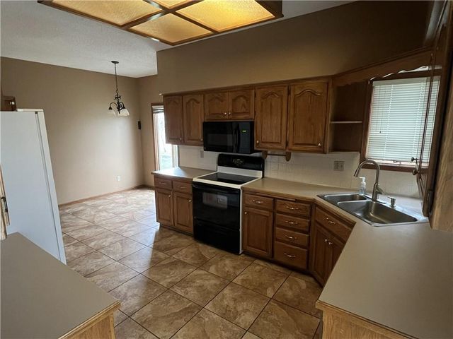 2430 NW Windwood Drive, Lee's Summit, MO 64081