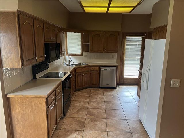 2430 NW Windwood Drive, Lee's Summit, MO 64081