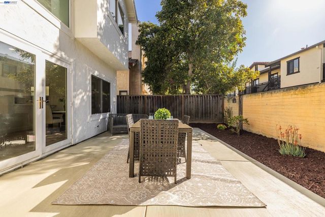 4900 Creekwood Dr, Fremont, CA 94555