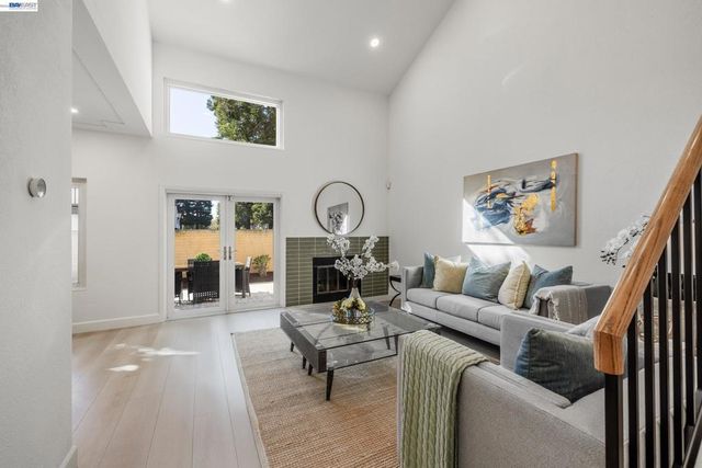 4900 Creekwood Dr, Fremont, CA 94555