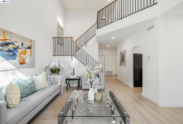 4900 Creekwood Dr, Fremont, CA 94555