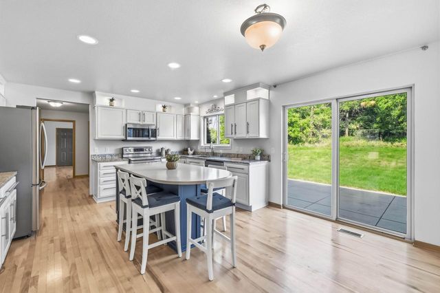 W273N2420 Arlington COURT, Pewaukee, WI 53072
