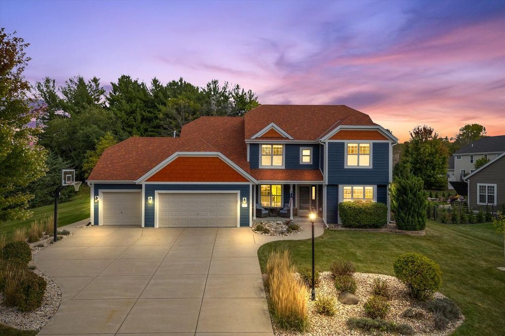 W273N2420 Arlington COURT, Pewaukee, WI 53072