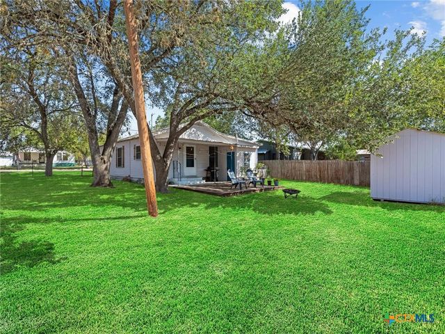 705 E Mountain Street, Seguin, TX 78155