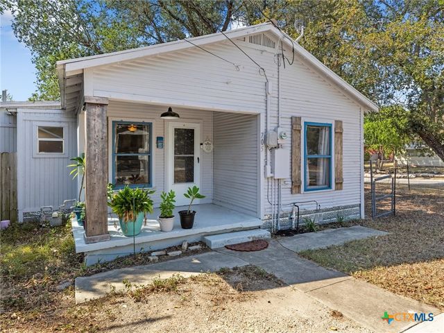 705 E Mountain Street, Seguin, TX 78155