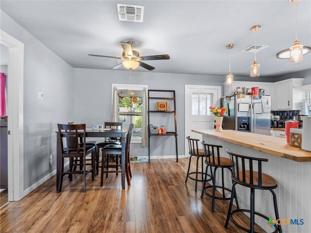 705 E Mountain Street, Seguin, TX 78155